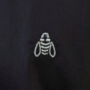 zoom chemise homme noire avec une abeille brodée grise