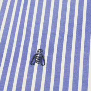 zoom abeille brodée sur tissu rayé bleu et blanc