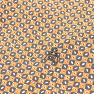 zoom motif orange et gris anthracite abeille brodée grise