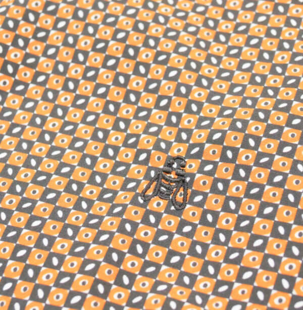 zoom motif orange et gris anthracite abeille brodée grise