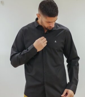 homme de chemise noir tête vers le bas