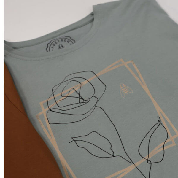 Zoom T-shirt sérigraphié motif floral aux couleur douces.